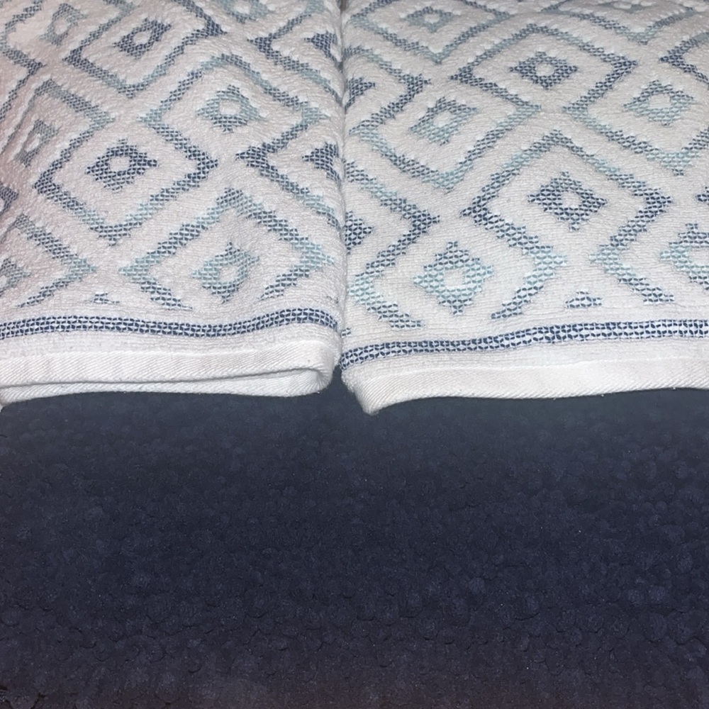 ⭐️🌴 Beau Monde Geometric Patterned Blue & White Towels w/Matching Bath Rug - Picture 2 of 10